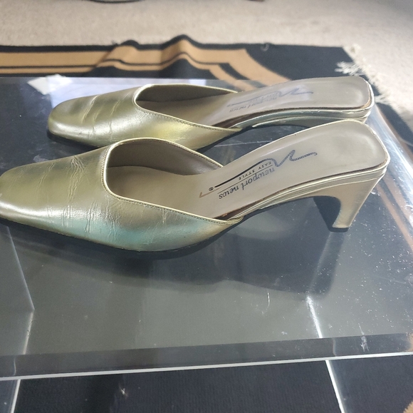 Vtg gold 2.5"h Mules - Picture 5 of 8
